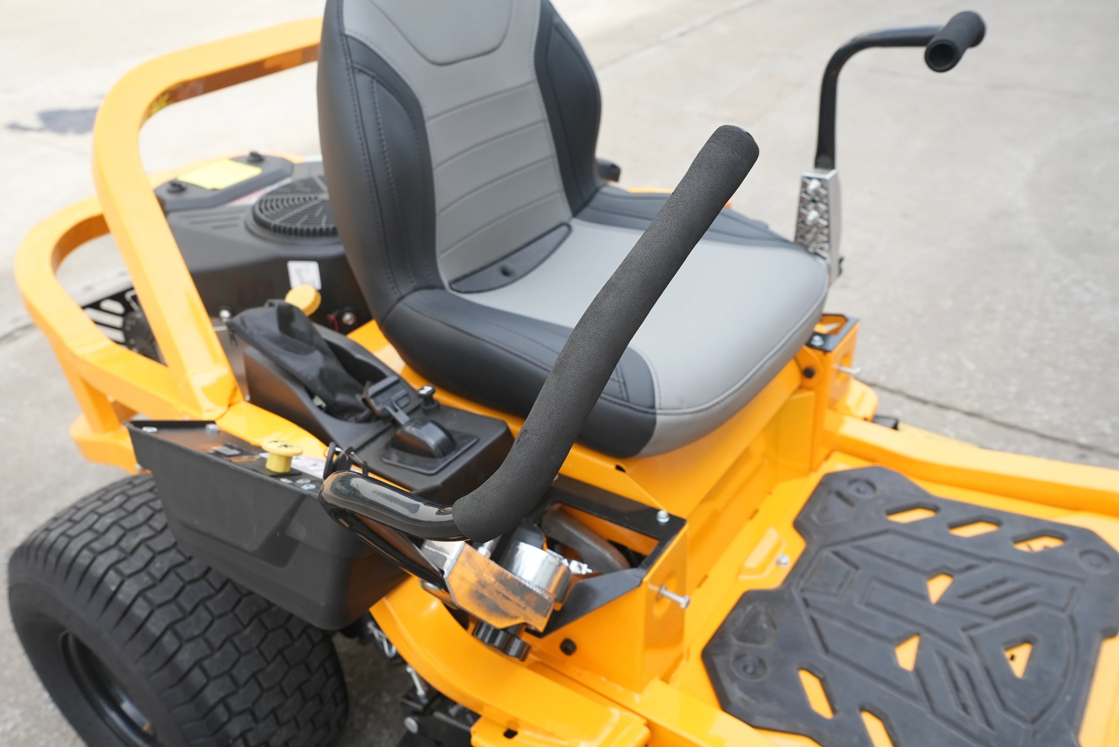 Rubber tires grass mowing robot battery powered manual lawn mower remote control lawn mower electric motor